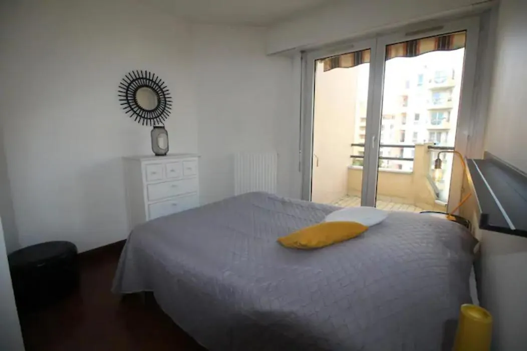 Midoon Guest - The Balcony - Grand Appartement Creteil Proche Paris Apartment